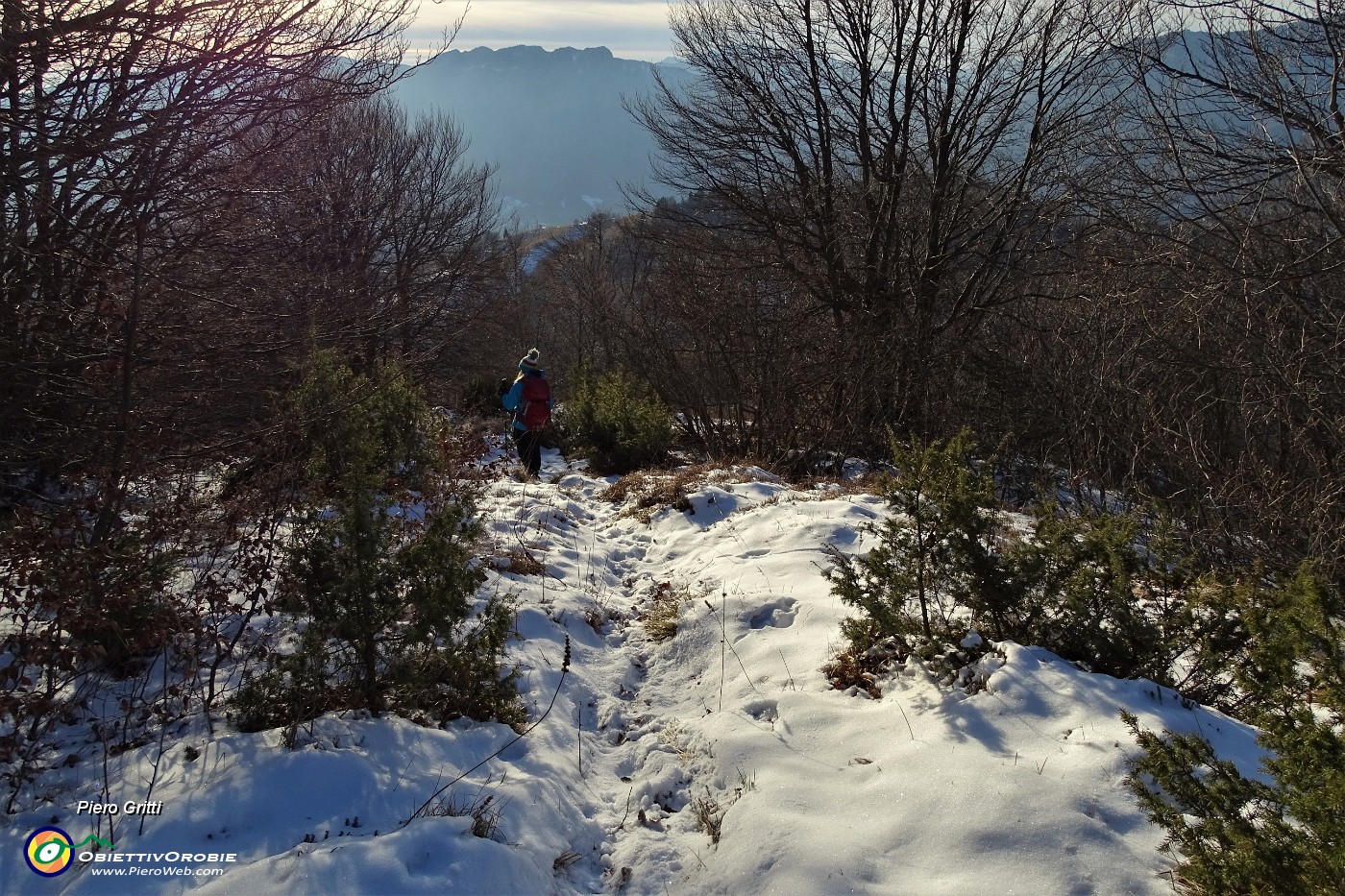 64 Seguiamo la traccia pestando neve scendendo dal crinale sud.JPG